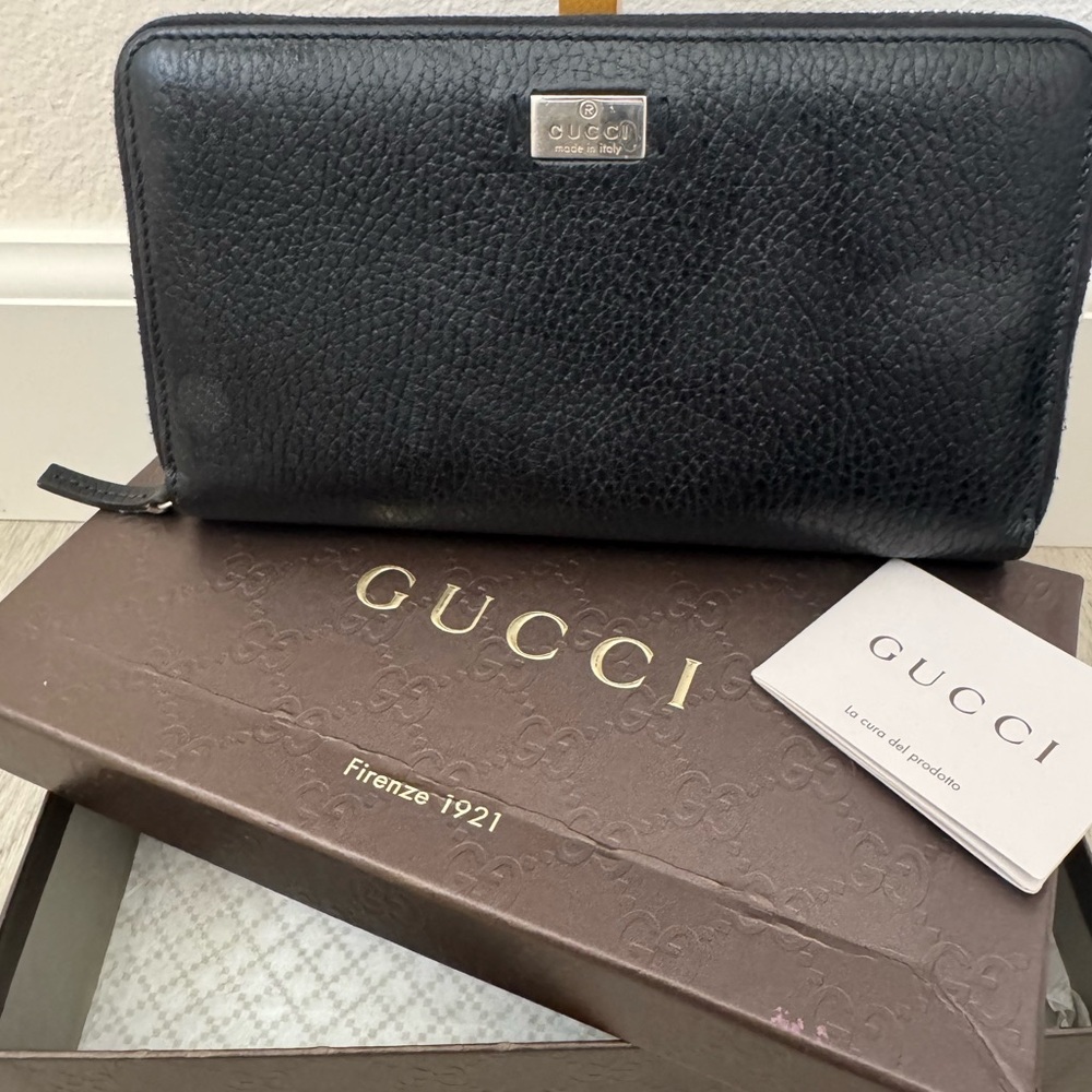 Gucci Black Textured Calfskin Leather Zip Wallet